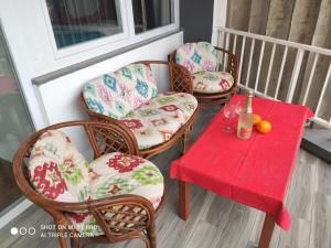 3 chaises et une table avec une table rouge dans l'établissement RiView, à Rijeka