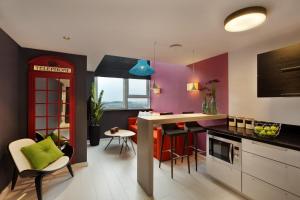 Cucina o angolo cottura di 21st Floor Hotel