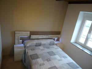 een slaapkamer met een bed en een raam bij Casa Darivas in Trabada +24 foto's
