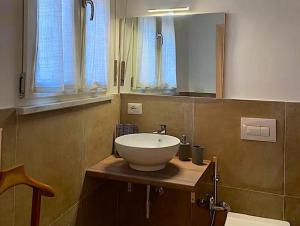 Un baño con un lavabo blanco y un espejo. en Fenì Home, en Tricarico