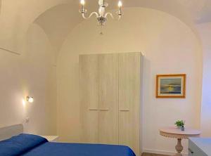 Un dormitorio con una cama, un armario y una mesa. en Fenì Home, en Tricarico