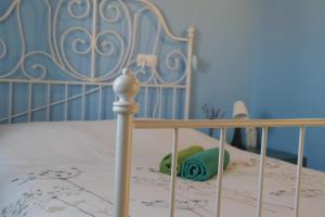 a bedroom with a bed with a blue wall at House Of The Three Marias in Pedrógão Grande