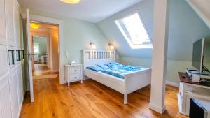 Schlafzimmer mit einem Bett mit blauer Bettwäsche und einem Fenster in der Unterkunft Luxuriöses Apartment mit Parkplatz - Klimaanlage -Netflix in Coburg