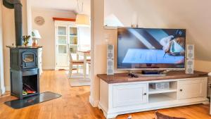 sala de estar con TV de pantalla plana y chimenea en Luxuriöses Apartment mit Parkplatz - Klimaanlage -Netflix en Coburg