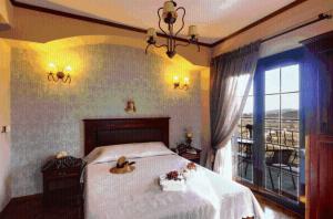 Un dormitorio con una cama grande y una ventana en Guesthouse Niaousta, en Nausa