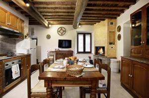 una cocina con una mesa de madera y un bol de fruta. en Villa Sofia & Spa, en Gaiole in Chianti
