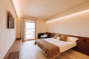 sypialnia z dużym łóżkiem i oknem w obiekcie Agriresort Murciano w mieście Otranto