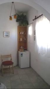 sala de estar con nevera y ventana en Apartment in the center of Artemonas, Sifnos en Artemon