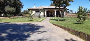 a house with a pathway in front of it at Hotel Rural - La Osa Mayor - 4 Estrellas in Villasrubias