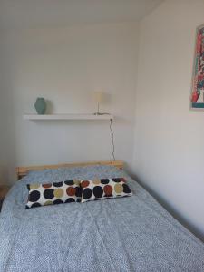 - un oreiller de vache sur un lit dans une chambre dans l'établissement Maison de pêcheur à 2 pas de la mer (200m), à Bretignolles-sur-Mer