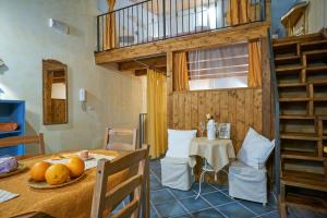 comedor con mesa y escalera en Ambra di mare, en SantʼAgata di Militello