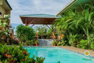 Bazén v ubytování Hotel Margarita and Tour Operator Drake Bay nebo v jeho okolí