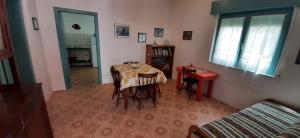 sala de estar con mesa, sillas y sofá en Casa Vacanze Else, en Lazzaro