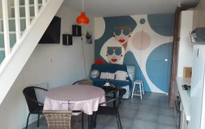 - un salon avec une table et un canapé dans l'établissement Kerlobek l'id île, à Groix