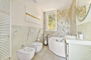 A bathroom at Villa Olympia Pool Sea View Mountains Lake Nature Sleeps 8 Air Conditioning Wi-Fi