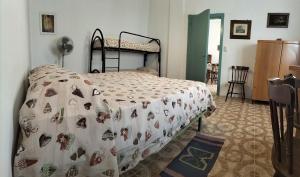Un dormitorio con una cama con una manta. en Casa Vacanze Else, en Lazzaro