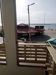 uitzicht op het strand vanaf het balkon van een gebouw bij Villa 29 - Marouf Group in Ras El Bar