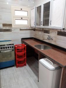 een keuken met een wastafel en een aanrecht met een wastafel bij Villa 29 - Marouf Group in Ras El Bar