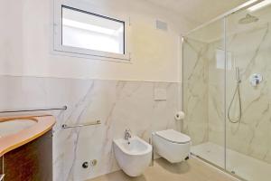 A bathroom at Villa Olympia Pool Sea View Mountains Lake Nature Sleeps 8 Air Conditioning Wi-Fi