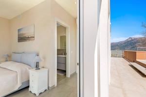 A bed or beds in a room at Villa Olympia Pool Sea View Mountains Lake Nature Sleeps 8 Air Conditioning Wi-Fi