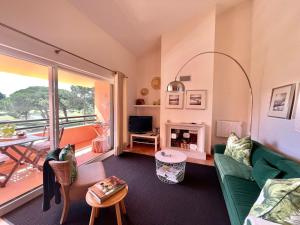 sala de estar con sofá verde y chimenea en bwelcome aroeira beach & golf, en Charneca