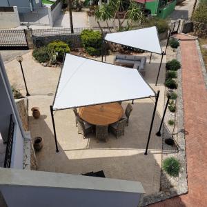 una vista aérea de una mesa con una pizarra blanca en Paradisos Villa - Chania, Crete, en Litsárdha