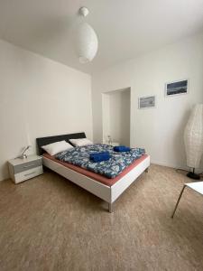 ein Schlafzimmer mit einem Bett in einem weißen Zimmer in der Unterkunft Residence Gaggiole, apartment 3 in Gordola