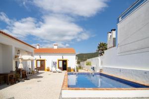 une villa avec une piscine à côté d'un bâtiment dans l'établissement Carrapateiramar Guest House, à Carrapateira