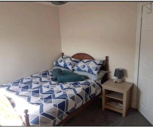 1 dormitorio con 1 cama de color azul y blanco en Inviting 1-Bed Apartment in Campbeltown Loch views en Campbeltown