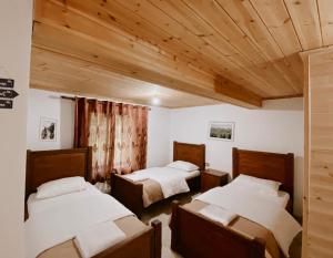 Rúm í herbergi á Guesthouse Pashko