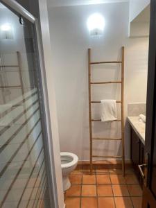 łazienka z toaletą i wieszakiem na ręczniki w obiekcie Appartement piscine et vue mer w mieście Tartane