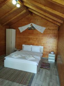 Giường trong phòng chung tại Cabanele Deltei