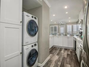 ガルベストンにあるSeascape 2110 Condoの白いランドリールーム(洗濯機、乾燥機付)