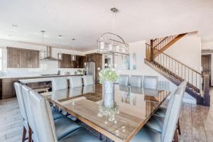 eine Küche und ein Esszimmer mit einem Glastisch und Stühlen in der Unterkunft Desert Escape Paradise Village 93 in Santa Clara