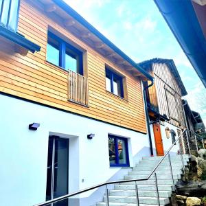 une maison avec un escalier en face de celle-ci dans l'établissement Alpakaglück, à Mühlbach