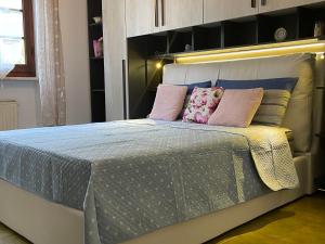 Schlafzimmer mit einem Bett mit rosa und blauen Kissen in der Unterkunft BLUE SEA Villa in Lido di Camaiore