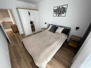 Posteľ alebo postele v izbe v ubytovaní NEWPORT Industrial Apartment