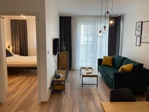 Posteľ alebo postele v izbe v ubytovaní NEWPORT Industrial Apartment