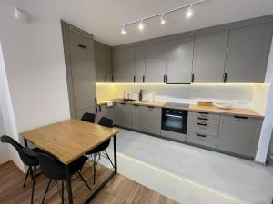 Kuchyňa alebo kuchynka v ubytovaní NEWPORT Industrial Apartment