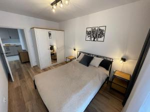 Posteľ alebo postele v izbe v ubytovaní NEWPORT Industrial Apartment
