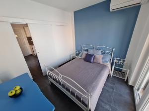 sypialnia z łóżkiem i niebieską ścianą w obiekcie Porto Volme 174 w mieście Banjole