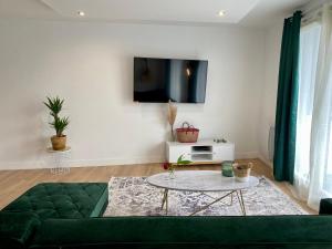 A television and/or entertainment centre at MM Greenhouse Appartement / Tourcoing - Lille