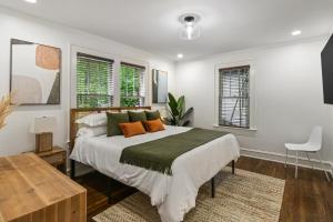Säng eller sängar i ett rum på SUN LIT BUNGALOW with GOOD VIBES AND LOTS OF WINE - DesignedByDom
