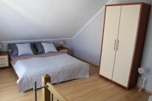Кровать или кровати в номере Apartament za wydmą Sosnowa 13