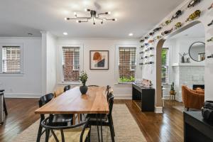 een eetkamer en een woonkamer met een tafel en stoelen bij SUN LIT BUNGALOW with GOOD VIBES AND LOTS OF WINE - DesignedByDom in Atlanta
