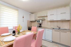 Kuchyň nebo kuchyňský kout v ubytování Apartment Grafulin + 37 fotografií