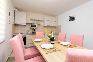 Kuchyň nebo kuchyňský kout v ubytování Apartment Grafulin