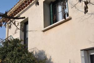 a window on the side of a building at gîtes aux portes des Cévennes in Saint-Christol-lès-Alès