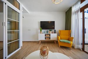 Televízia a/alebo spoločenská miestnosť v ubytovaní Cactus Sombrerudo- bright apartment next to Yumbo