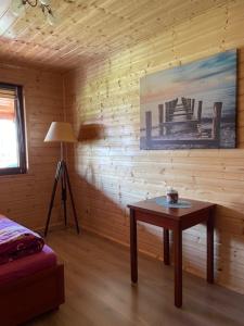 Villa OCTOPUS في دابكي: غرفة مع طاولة وصورة على الحائط